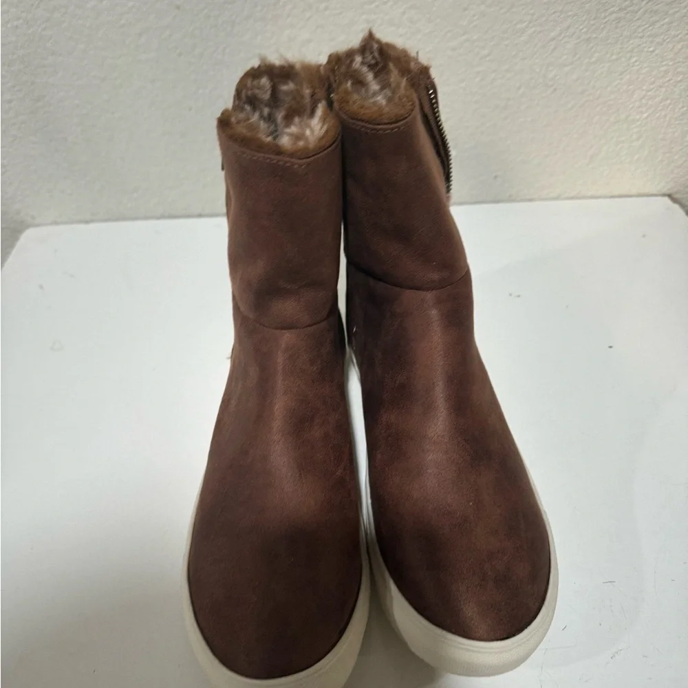 VERY G woman's tan plusher boots size 9.5